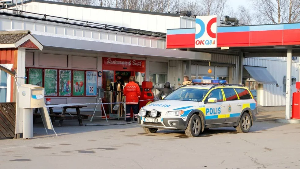 Tårgasattack. Efter att mannen kastat en tårgasfackla i butiken spärrades platsen av och den stickande gasen vädrades ut. Åklagaren yrkar nu fängelse för mannen. (Arkivbild)