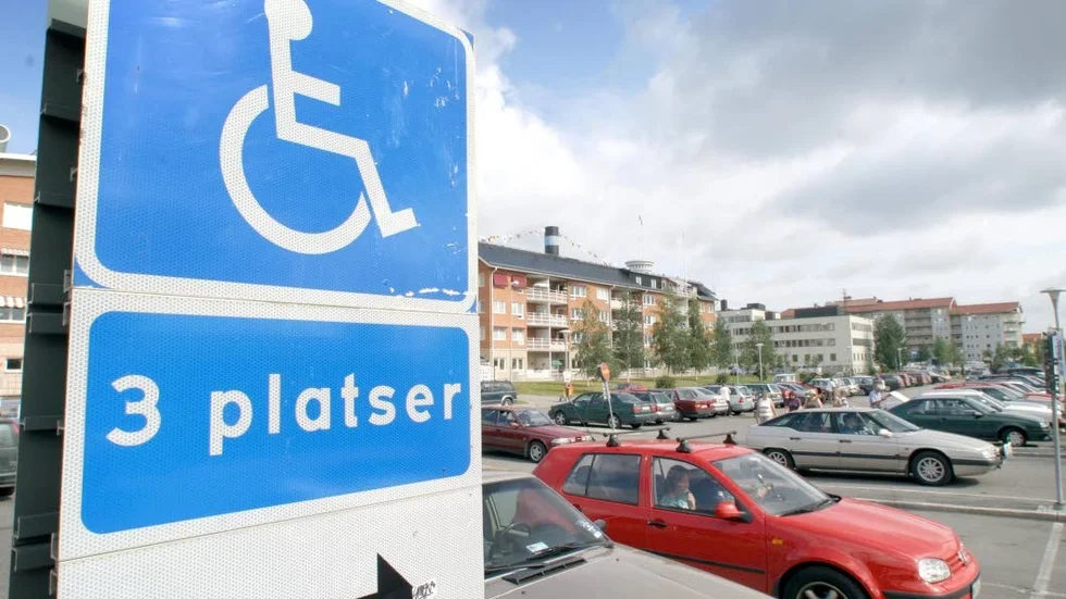 Bråk om plats. Den unga kvinnan körde in på en handikapplats precis framför nosen på den gamle mannen. Han fälldes först för olaga hot, men har nu friats av hovrätten. (Arkivbild)
