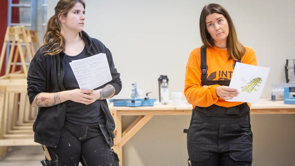 Sofia Pisch Christensson och Erika Nordberg är två av fyra kvinnor som just nu går regionens yrkesutbildning inom bygg. "Även om jag går utbildningen för min egen skull så var det en glad överraskning att det var tre tjejer till som var antagna", säger Erika Nordberg. 