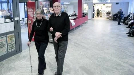 Barbro Pettersson, 70, Långträsk, har rest sig efter sin svåra stroke i våras - med god hjälp och gott stöd av maken Nils, 72. Turerna mellan hemmet och lasarettet i Piteå har varit åtskilliga under de senaste sju månaderna.
