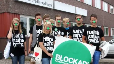 Under parollen "Arbetsförmedlingen är ett jävla skämt" blockerade Centerpartiets ungdomsförbund i går arbetsförmedlingen i Piteå.