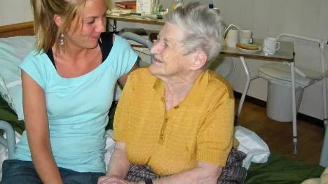 Inför sin 100-årsdag i november har Ebba Olofsson en innerlig önskan till kommunledningen i Älvsbyn: "Att politikerna ordnar så vi får mer personal på Pärlugglan! Tänk om såna som du kunde få fast jobb och slippa vara vikarie! Vi behöver er allihop", säger hon till Emma Wiklund.