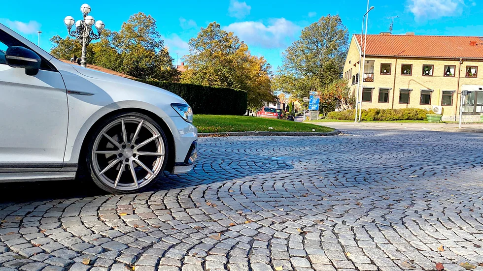 Kraftiga sättningar i marken gör att guppen blivit allt fler och större i Postrondellen som planeras att åtgärdas 2024.