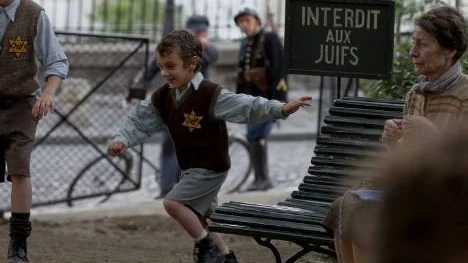"Förbjudet för judar". "I gryningens timmar" handlar om ett av de mest skändliga kapitlen i Paris historia.