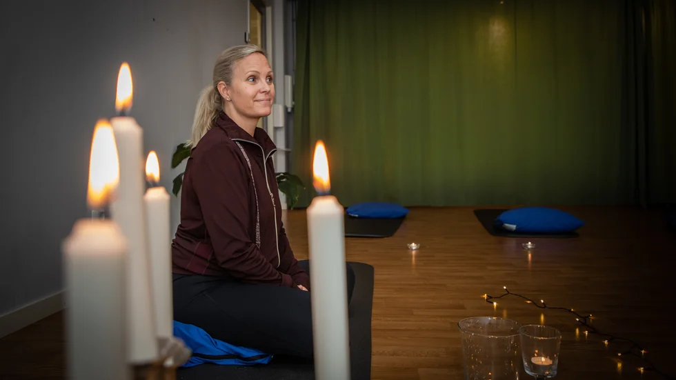 "Mediyoga skapar balans och harmoni i kroppen. Kroppsövningar kombineras med effektiv andning, koncentrationstekniker, djupavslappning och meditation", förklarar Jonna Kjellgren.