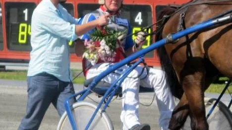 Kusken Roger Nilsson vann hela tre lopp under Skelleftetravets V75-dag ifjol. Han hoppas på segerdefilering i morgon också.
