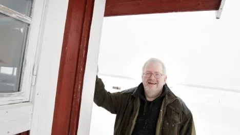 Nya kryssmarkeringar ute på havsisen ska leda skoterfolket rätt till Piteå kommuns uthyrningsstugor i skärgården, förklarar Anders Hedlund. (Arkivbild).