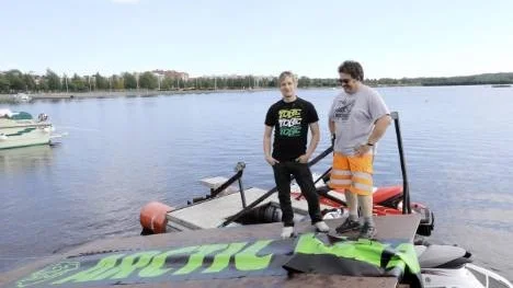 Kenny Söderstrand (vänster) har varit med och anlagt banan också. Här står han tillsammans med tävlingskoordinatorn Leif Wiklund på hoppet som ger extrapoäng.