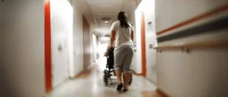 Vårdpersonal måste jobba i privata kläder
