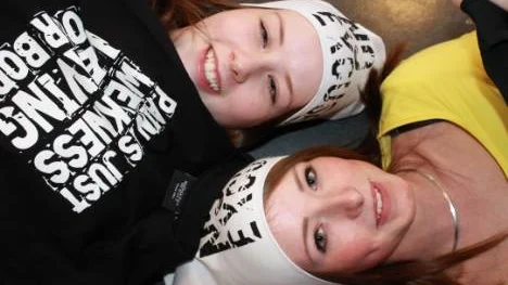 Inspirerade tryck. Emma Helland Wallsten (vd) och Madelene Avander (ekonomiansvarig) visar upp sina egendesignade sportkläder som ska motivera unga att träna mer.