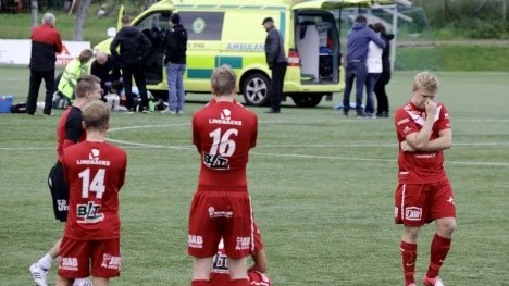 Under en kvart utfördes hjärt- och lungräddning på den medvetslöse Piteå-spelaren Victor Brännström.