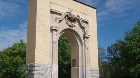 Den här portalen prydde tidigare ingången till Piteå gamla lasarett. När lasarettet revs 1995 bevarades portalen, som ett minne av åttio års sjukvårdshistoria.