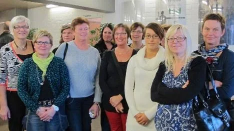 Till vänster föreläsare Dagny Vikström och gymnasielärare Gunilla Björkman tillsammans med en del av undersköterskorna som anmält sig till spetsutbildningen i demensvård. Från vänster Agneta Nilsson, Yvonne Sundström, Annika Isaksson, Susanne Rånäs, Gunnel Åkerlund, Lotta Norén, Vivianne Rubsell (skymd), Marina Antfolk Samuelsson och Åsa Larsson.