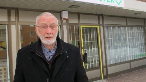 Vidselbon Kåre Parkborn är skarpt kritisk till att han ofta tvingas köra flera vändor till apoteket i Älvsbyn för att få tag på medicinerna han behöver. ”Lagerhållningen är urusel, servicen likaså”, säger han.