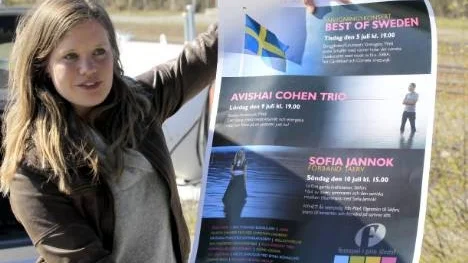 Noomi Hedlund med en av affischerna för årets festspel.