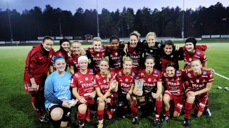 Årets mästare i Coop Norrbotten Cup blev Piteå IF. Övre raden, fr v: Sara Eliasson, June Pedersen, Sanna Brändström, Emelie Lövgren, Ulunma Jerome, Carmelina Moscato, Stephanie Labbé, Victoria Forsmark och Camilla Johansson. Knästående, fr v: Tea Lundmark, Amanda Grandin, Ronja Aronsson, Erika Nilsson-Waara, Linnea Nilsson-Waara, Josefin Johansson och Lena Blomkvist.