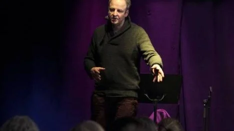 Olof Palmes kärlek till poesi och litteratur är en förklaring till att han drogs till socialdemokraterna när han återvände till Sverige efter studieåret på college i USA. Han sade själv att hans väg till politiken gick via litteraturen, berättade Henrik Berggren vid ett fullsatt möte hos Ordmån.