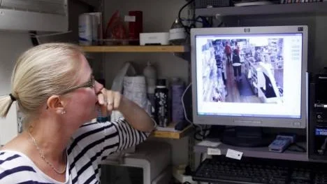 Eva Risberg, butikschef vid Parelle Cosmetics i Piteå, studerar filmen från övervakningskameran som avslöjar de båda snattarna.