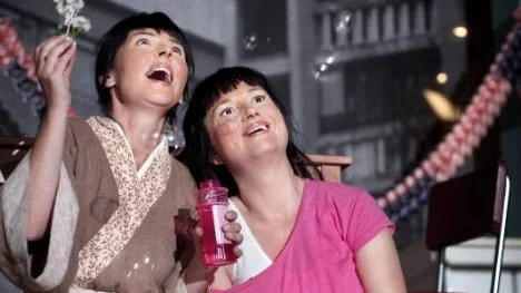 Margaretha Westerlind som Suzuki och Clara Bystrand som Madame Butterfly i Folkoperans uppsättning.
