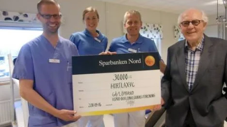 Magnus Tufvesson, Mari Lundqvist och Jörgen Gustavsson fick motta gåvan av Hjärt- och lungsjukas förenings ordförande Rolf Palage.