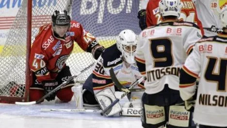 I början av sista perioden hade Luleå tryck mot Djurgårdens mål. Men det var bara Pär Arlbradt som hamnade i kassen. Mats Lavander, som står framför mål, hade en jättechans under bytet och kunde ha blivit matchvinnare på födelsedagen.