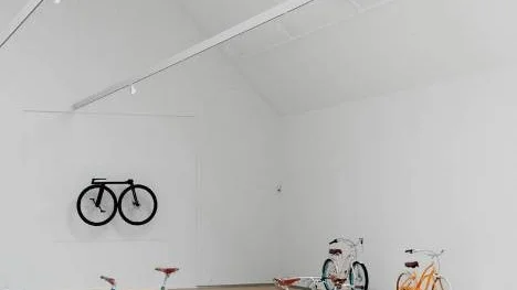 Vandalorum öppnar med en designutställning med ett 50-tal cyklar. De flesta är moderna.