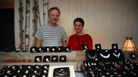 Slöjdaren Gunnar Edholm och dottern Mirja i gallerilokalen under gamla Filadelfiakyrkan.