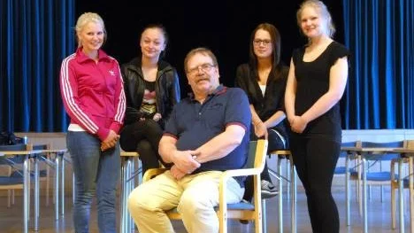 Joanna Löfbom, Malin Lestander, Tina Axelsson och Maria Blind Lindgren har engagerat Bosse Johansson som konferencier till sitt mode-rock-punk-arrangemang på torsdagskvällen.