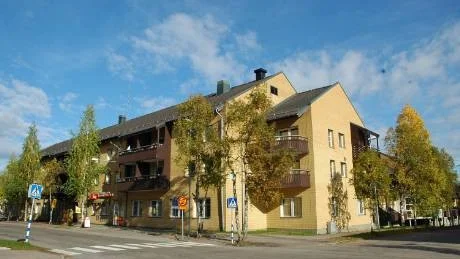 RÄDDA OCH OROADE. Personal och anhöriga vid  äldreboendet Enen i Gällivare är både oroade och rädda. Nu vill man att något görs för att förbättra situationen. "I går blev jag påkörd med en rullstol", berättar en av de anställda.