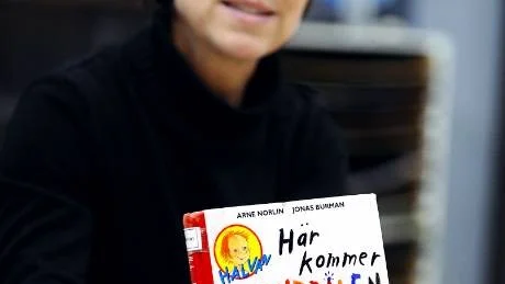 VILL VÄCKA LUST. Ingela Ögren Weinmar visar upp en av de barnböcker som Jonas Burman illustrerat.