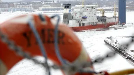 REDAN HÄR. Årets istid är redan här, fartygen i Luleå hamn behöver isbrytarhjälp och skärgårdstrafiken får skötas med svävare från denna vecka.