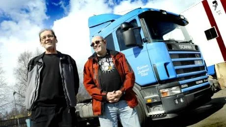 mindre utsläpp. Ulf och Kjell Lindqvist byter ut en lastbil mot en som går på Piteåbränslet. "Vi gör det hör för att det handlar om ett steg i utvecklingen mot mindre utsläpp".Foto: EIJA DUNDER