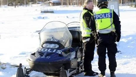 POLISER. Poliserna Roland Sköld och Mart Nyman vänder tillbaka efter att ha inspekterat olycksplatsen.