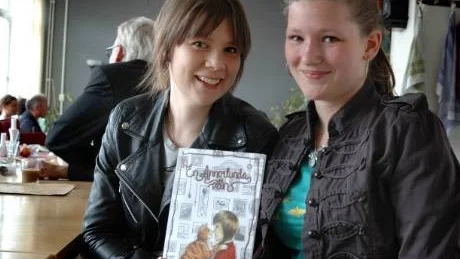 BOKPROJEKT. Elin Nilsson och Emma-Sofia Olsson, som bland annat           har vunnit Lilla Erik Lindegren-priset, delar ut sin bok "En annorlunda vän" till Kirunas samtliga tredje-            och fjärdeklassare.  Foto: Åsa Poromaa