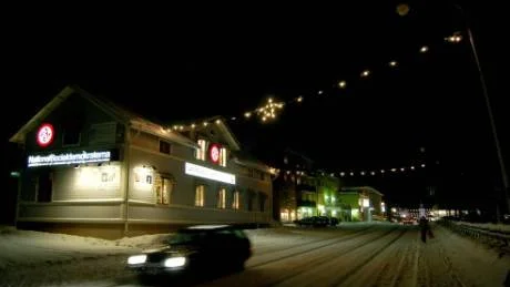 SLUT PÅ MÖRKRET? Belysningen längs Riksväg 99 och Matarengivägen i centrala Övertorneå (bilden) kan tändas till hösten.