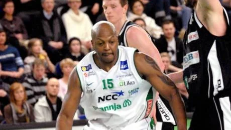 JÄTTE. När Rosendahl och Ayuba svek under korgarna visade Albert Burditt klass.