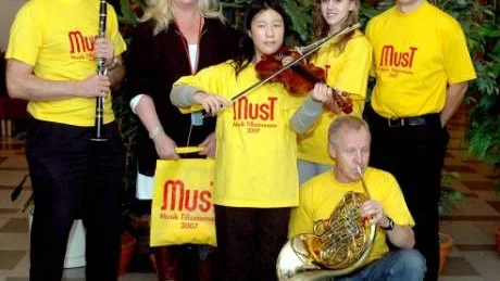 MUST-LÄGER. I helgen har det arrangerats MUST-läger på Framnäs follkhögskola med 178 elever från länets kommunala musikskolor. Från vänster Magnus Thoresson, träblåslärare, Boden, Åsa Lundgren, projektledare, Norrbottensmusiken, Dudu Zuo, fiol, Luleå, Emma Jonsson, flöjt, Kalix, Kalle Norlén, fiollärare, Piteå, och (sittande) Börje Andersson blåslärare, Älvsbyn.