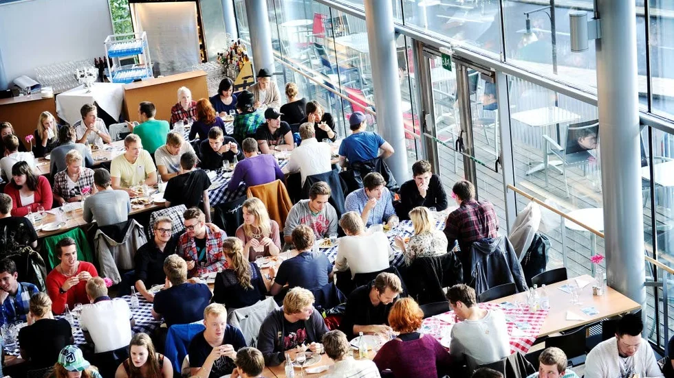 Välkomstmiddag för studenter. Universitetet i Luleå utmanas nu av att underlaget i landet har krympt.