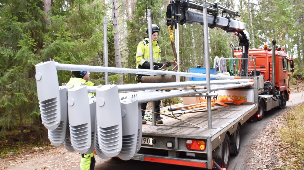 Så går det till när ny vägbelysning monteras. Arkivbild från ett arbete i Burmoran, sommaren 2022.