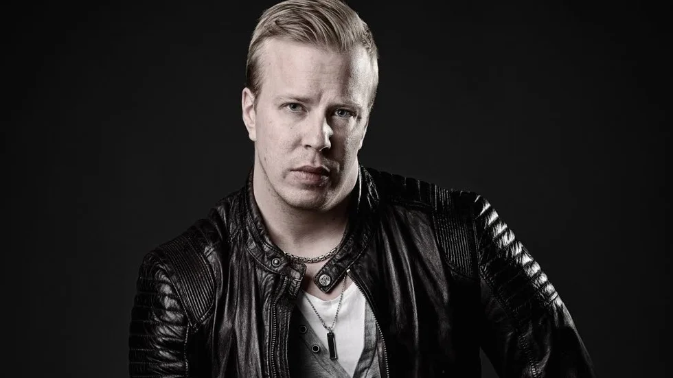 Johan Ruborg är aktuell med debutalbumet "Tales Of Ordinary Madness".