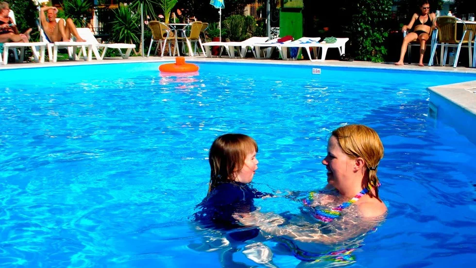 Kiss. Många svenskar kissar i poolen visar en ny undersökning.