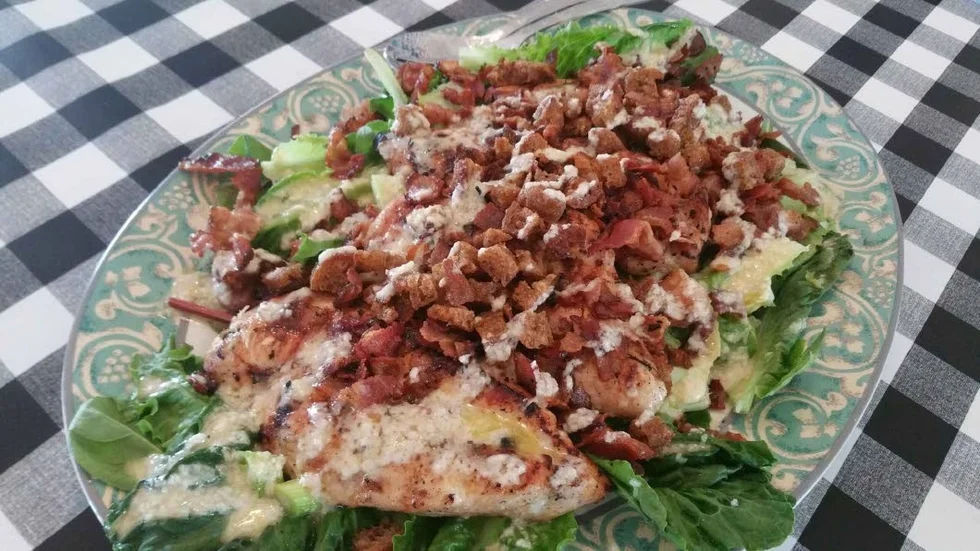 Matig sallad. Caresarsallad är en klassiker, här en lite matigare variant med kyckling.