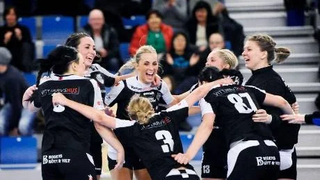 SEGERDANS. Emmy Nordmark (mitten) och hennes lagkamrater i Boden Handboll kunde pusta ut efter en väldigt viktig seger hemma mot Kroppskultur.
