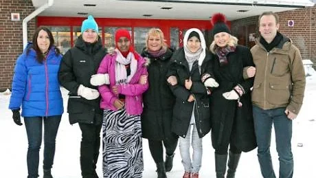 FLER JOBB. De tar armkrok för fler ungdomsjobb i Kalix. Från vänster: Anna Boström, Emric, Lisa Westerberg, Emric, Rumana Sirad, elev, Jenny Ivarsson, studie-och yrkesvägledare, Maliha Ali, elev, Anna-Karn Horney samt Daniel Nilsson.