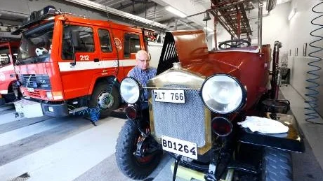 SKA VARA MED. Luleås allra första brandbil ska givetvis vara med i svenska veteranbrandbilsrallyt som arranageras i Luleå nästa sommar. Det är en Hansa-Lloyd som visas av Olle Hägglund. Bilen lastade två förare och sex brandsoldater.