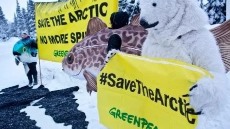 Greenpeace kräver att de arktiska miljöministrarna försöker sätta stopp för oljeborrningen i Arktis vid miljöministermötet i Jukkasjärvi.