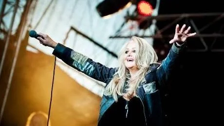 Klimax. Under de sista 20 minuterna av konserten visar Bonnie Tyler att hon att är den klart bästa bokningen under ett i övrigt bristfälligt Luleåkalas, menar Kurirens recensent.