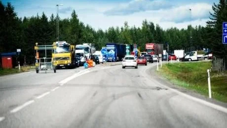 Skjuts upp. Vägarbetena har orsakat långa bilköer. Nu skjuts de upp.