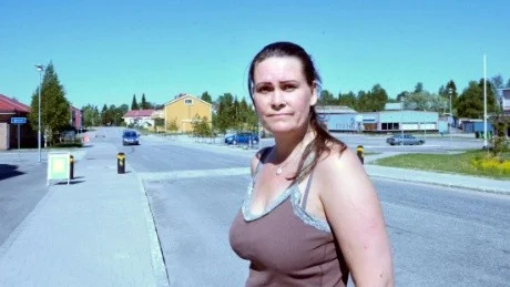 KRAFTTAG. Istället för att sänka hastigheten inför farthindret används ofta trottoaren som ersättning, enligt Maria Revholm. Nu vill hon se en gemensam kraftsamling för att komma tillrätta med problemen - innan olyckan är framme