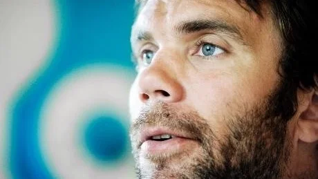 JOBBIG TID. Inom loppet av ett år har Niclas Wallin upplevt fyra hjärnskakningar och ishockeykarriären har varit i fara. Nu har sviterna efter den senaste smällen blivit bättre och 37-åringen kan leva ett relativt normalt liv igen.